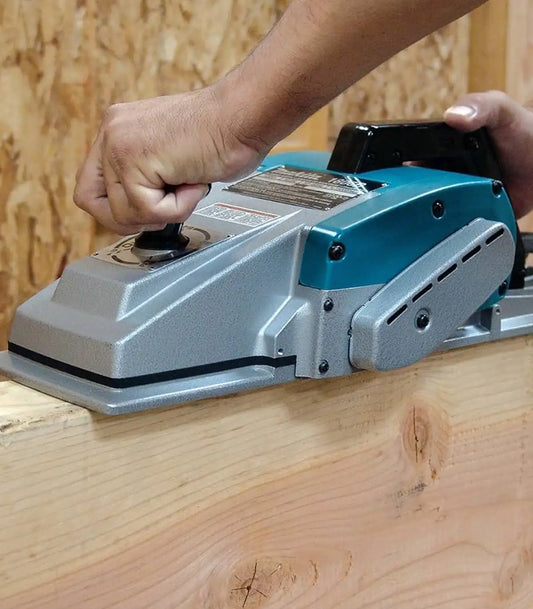 Makita – Tesarska blanja 1806B by Makita Električne glodalice i blanje
