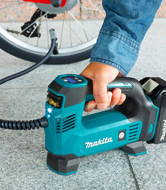 Makita – Akumulatorska zračna vazdušna pumpa DMP180Z 18 V LXT SOLO by Makita Akumulatorski zračni kompresori - detalj 2