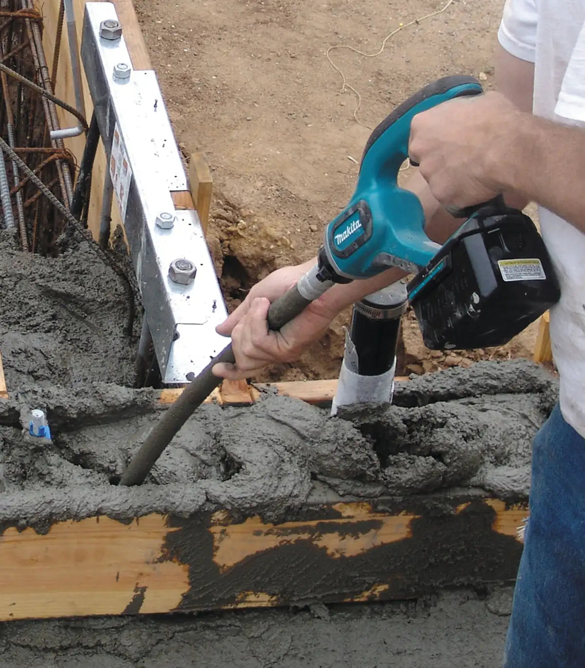 Makita – Akumulatorski vibrator za beton DVR850Z by Makita Aku vibratori za beton