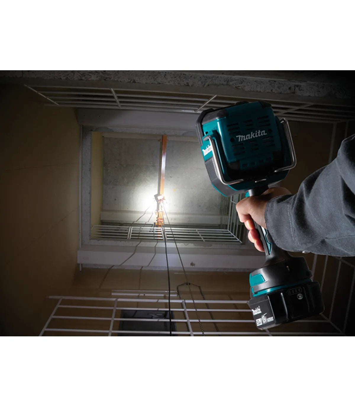 Makita – Akumulatorska svjetiljka lampa DEBDML812 14,4 / 18 V LXT by Makita DEBDML812 Aku lampe - detalj 2