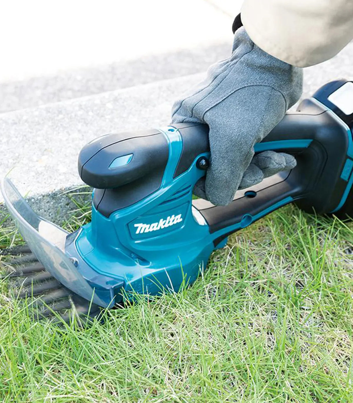 Makita – Akumulatorske škare za travu DUM111SYX SET baterija 1.5 Ah + punjač Škare za travu, grane i živu ogradu
