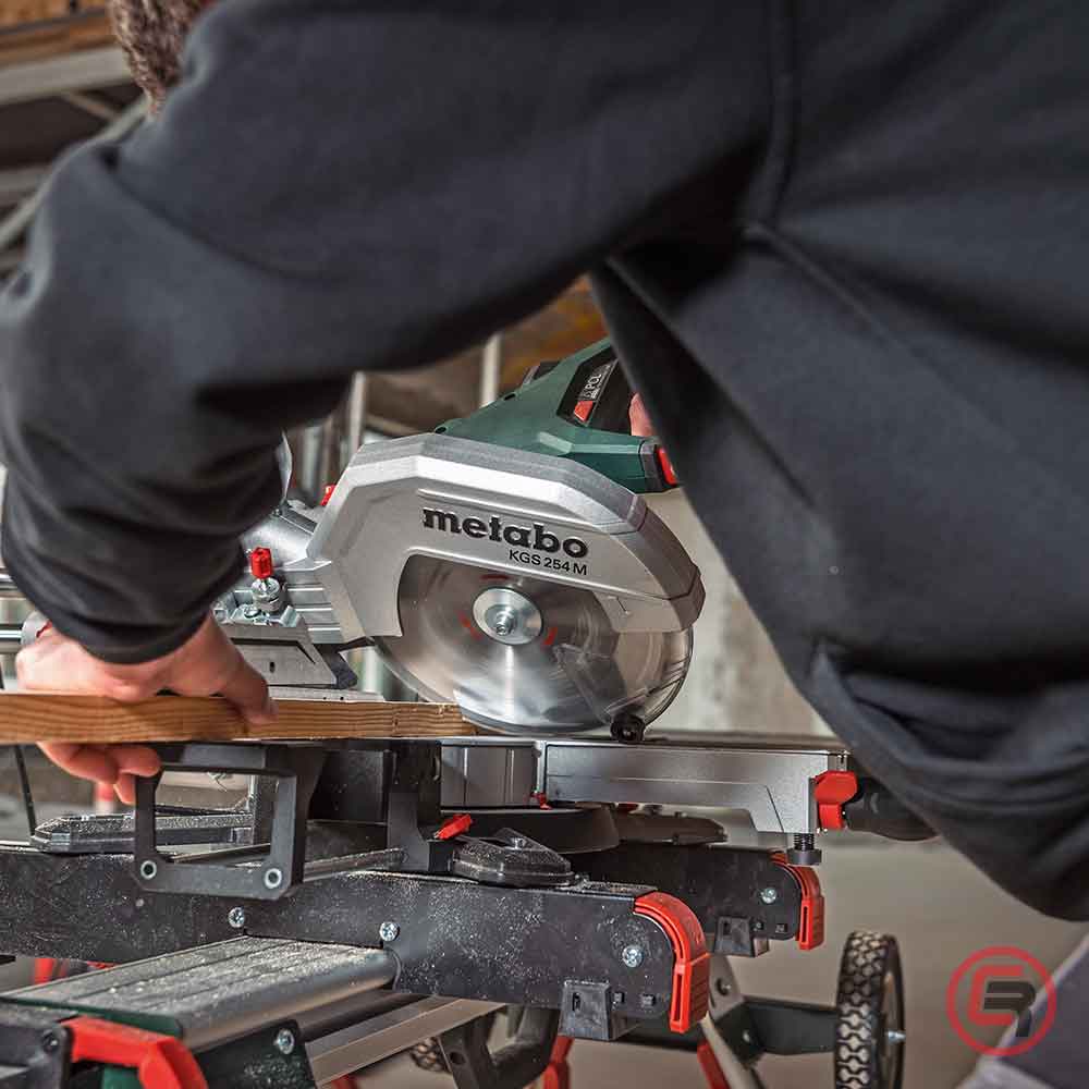 Metabo Pila Kružna KGS 254 M Za Kutno Rezanje Potezna 254 mm / 1,8 kW Sa Dva Lista Pile – 613254900 by Metabo 613254900
