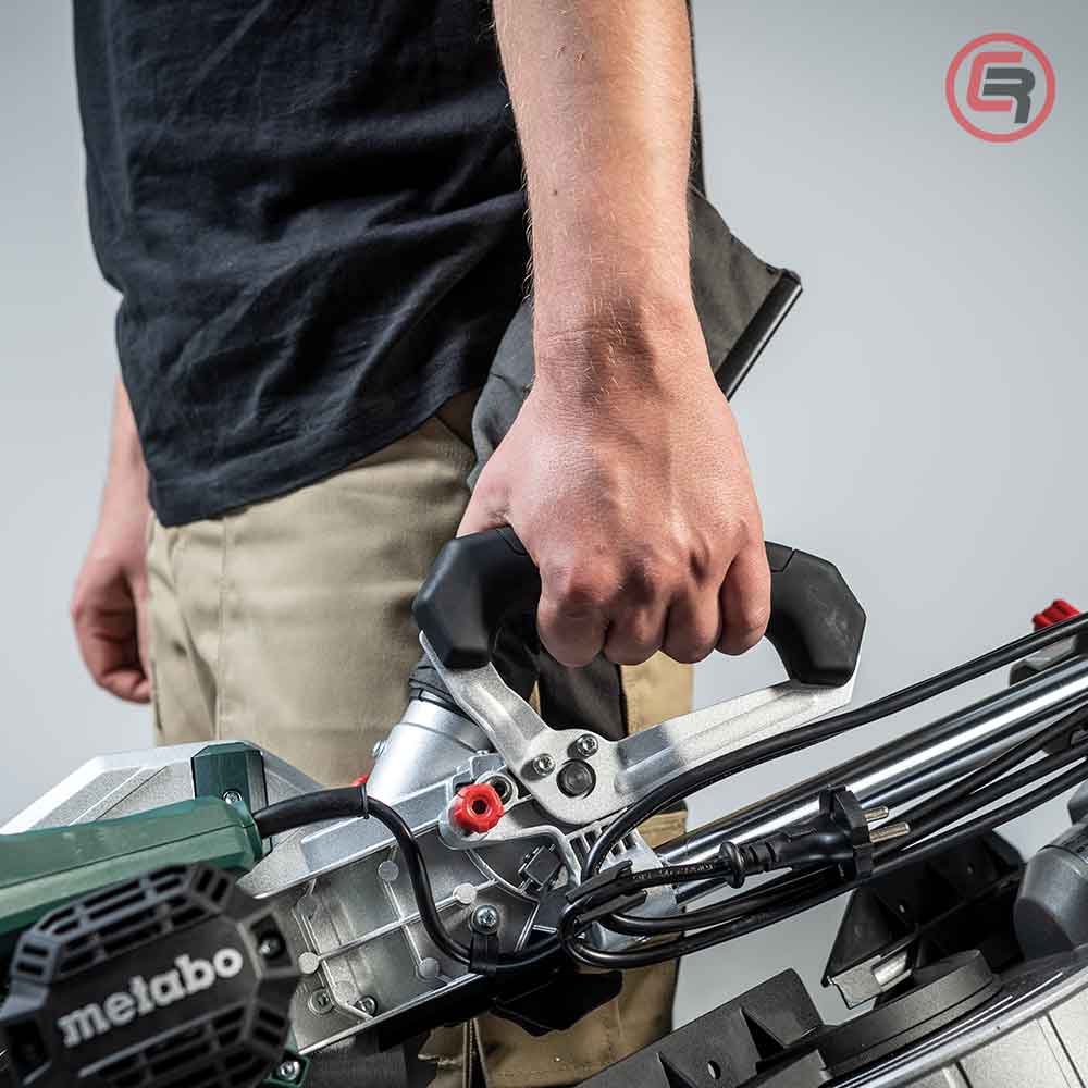 Metabo Pila Kružna KGS 305 M Za Kutno Rezanje Potezna 305 mm / 2,0 kW Sa Dva Lista Pile – 613305900 by Metabo 613305900