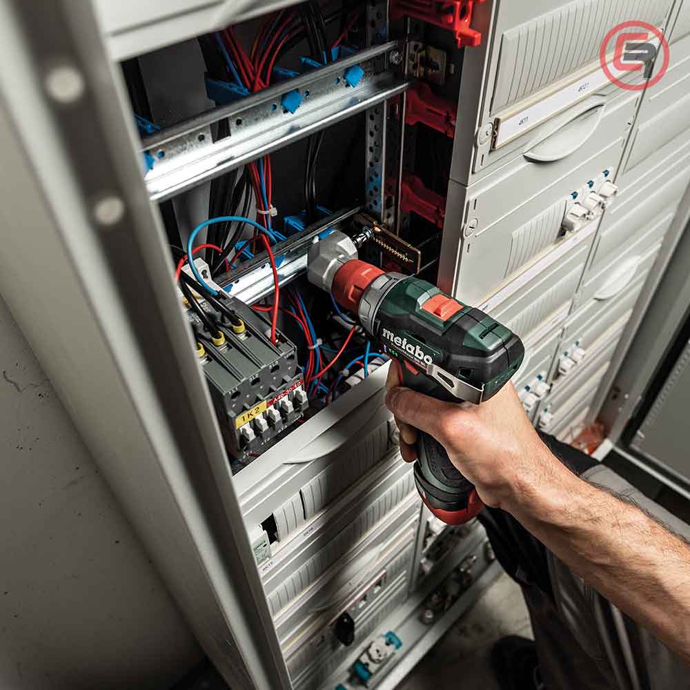 Metabo Bušilica-Odvijač Aku PowerMaxx BS BL Q 12V 2xAKU (2,0Ah) LC 24 + Kofer – 601749500 by Metabo 601749500 Aku Bušilice