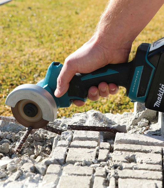 Makita – Akumulatorski kompaktni rezač DMC300Z SOLO by Makita Aku rezalice
