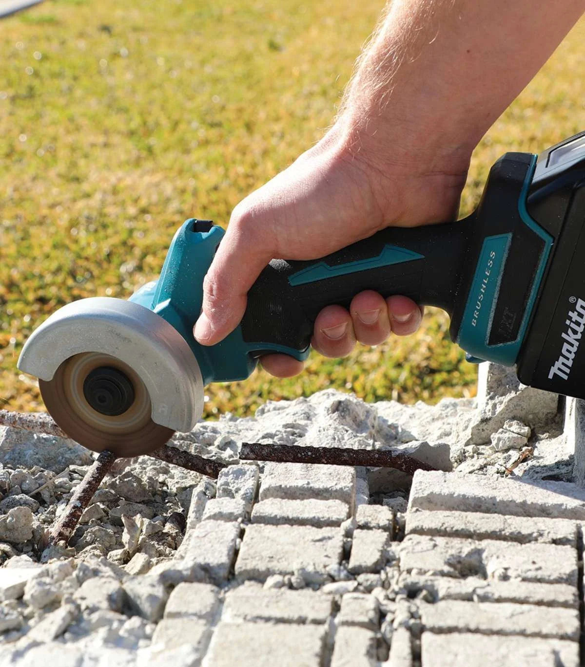 Makita – Akumulatorski kompaktni rezač DMC300Z SOLO by Makita Aku rezalice